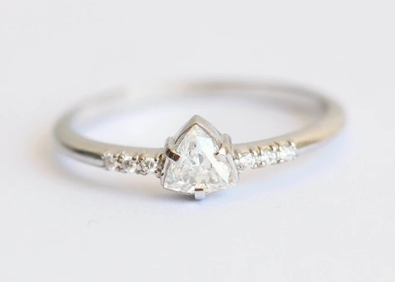 Moda Prawdziwy diamentowy pierścionek z biżuterią z trójkątnym kamieniem 4 × 4 mm ODM