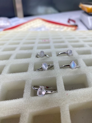 14-karatowa róża złota perła Cut Dainty Moonstone Biżuteria Prosty pierścionek z kamieniem księżycowym