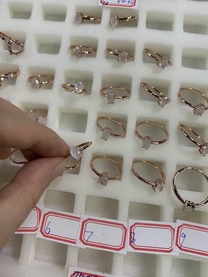 14-karatowa róża złota perła Cut Dainty Moonstone Biżuteria Prosty pierścionek z kamieniem księżycowym