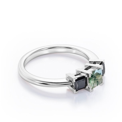 Minimalistyczny kwadratowy ząbek w kształcie litery V - 0.45 TCW Princess Cut Moss Green Agate with Lab Created Black Diamond - Three-Stone Engageme