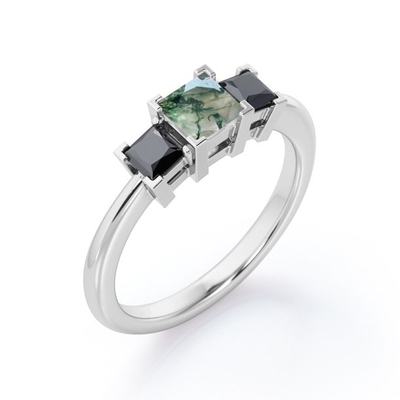 Minimalistyczny kwadratowy ząbek w kształcie litery V - 0.45 TCW Princess Cut Moss Green Agate with Lab Created Black Diamond - Three-Stone Engageme