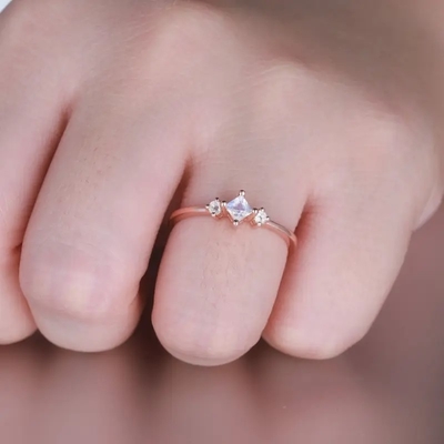Modny pierścionek dla kobiet 925 Sterling Silver Moonstone Ring Rose Gold Plated Princess Cut Dainty Pierścionek zaręczynowy