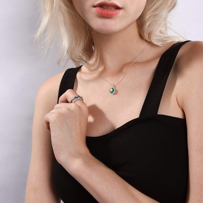 6.06 Carat TCW Heart Cut Gemstone Created Emerald 925 Sterling Silver Naszyjnik Wisiorek z bezpłatnym 18 Łańcuchem