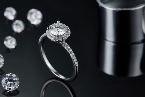 Biżuteria ze srebra próby 925 Diament Moissanite Pierścionki zaręczynowe Okrągły kształt Dainty Band Ring