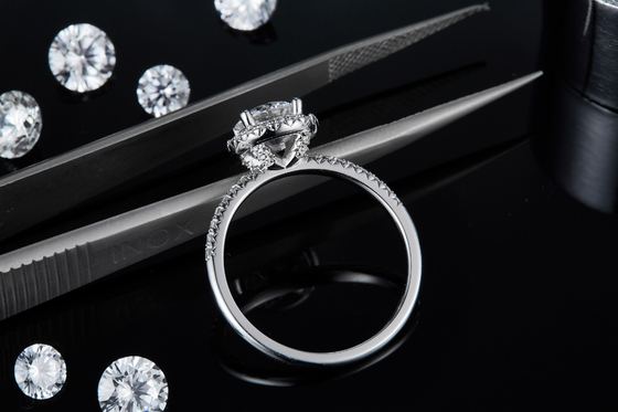 Biżuteria ze srebra próby 925 Diament Moissanite Pierścionki zaręczynowe Okrągły kształt Dainty Band Ring