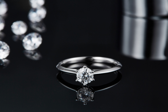 9K ze srebrnym pierścionkiem o szlifie White Moissanite Diamond Minimalistyczna biżuteria ślubna