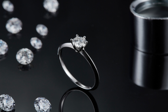 9K ze srebrnym pierścionkiem o szlifie White Moissanite Diamond Minimalistyczna biżuteria ślubna