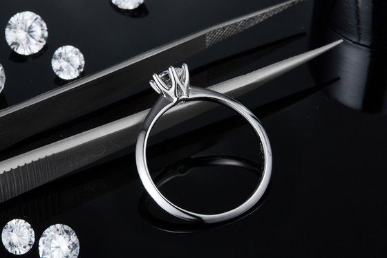 9K ze srebrnym pierścionkiem o szlifie White Moissanite Diamond Minimalistyczna biżuteria ślubna