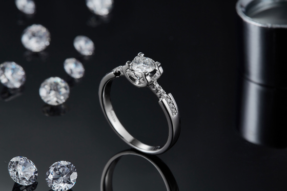Biały Moissanite Diamond Minimalistyczny niestandardowy obrączka ślubna dla kobiet