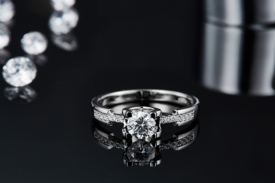 Biały Moissanite Diamond Minimalistyczny niestandardowy obrączka ślubna dla kobiet