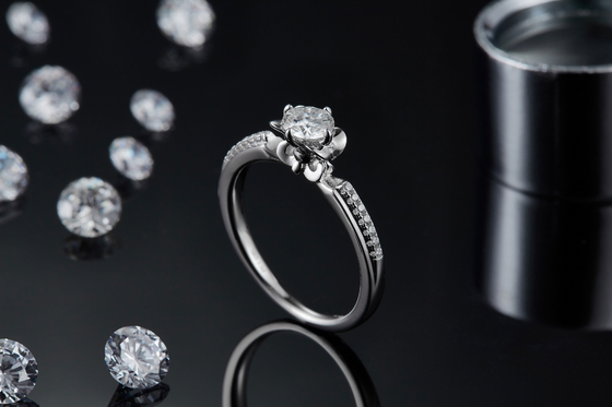 Kwiatowy pierścionek zaręczynowy Moissanite Unikalny pierścionek z białego złota 14KN Pierścionek zaręczynowy Moissanite