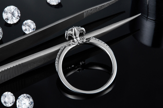 Kwiatowy pierścionek zaręczynowy Moissanite Unikalny pierścionek z białego złota 14KN Pierścionek zaręczynowy Moissanite