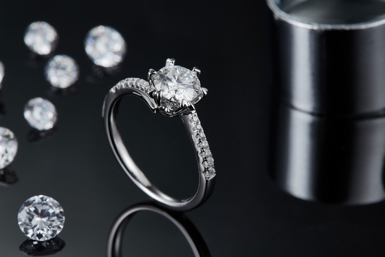 1.30CT biały Moissanite i szafir Platineve CZ biżuteria pierścionek zaręczynowy dla kobiet