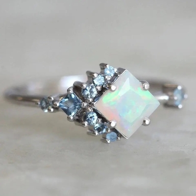 Kwadratowy CZ Rodowany pierścionek z naturalnym opalem 925 Sterling Silver Pełen wdzięku biżuteria