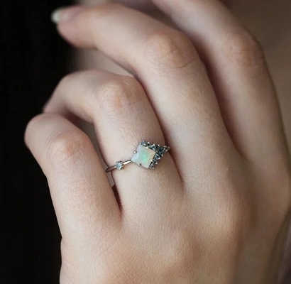 Kwadratowy CZ Rodowany pierścionek z naturalnym opalem 925 Sterling Silver Pełen wdzięku biżuteria