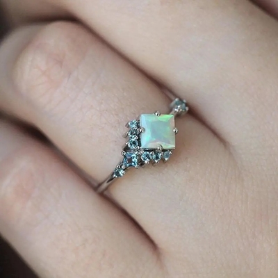 Kwadratowy CZ Rodowany pierścionek z naturalnym opalem 925 Sterling Silver Pełen wdzięku biżuteria
