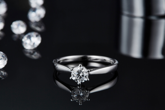Minimalistyczna biżuteria ślubna Pierścionek ze srebra 9K Okrągły krój Biały Moissanite CZ