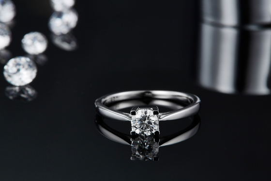 Unikalny pierścionek zaręczynowy ślubny S925 East West Emerald Cut Moissanite Modern