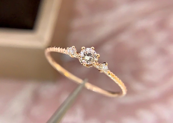 Claw Setting 14-karatowy złoty pierścionek z brylantem, 0,1 ct diamentowy pierścionek na prezent