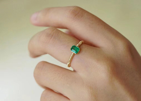 0,51 ct naturalny zielony pierścionek ze szmaragdem, 18-karatowy złoty pierścionek z brylantem na ślub