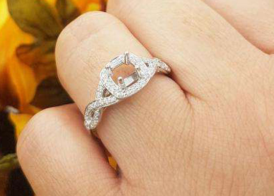 0,38 ct 1,3 mm 14-karatowe białe złoto półmontażowe pierścienie poduszkowe na urodziny