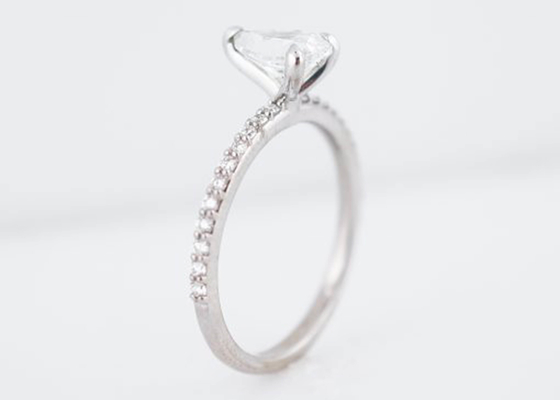 Pierścionek z biżuterią z białego złota z prawdziwym diamentem 1,33 ct cięcie gruszki PS 6 × 8 mm na zaręczyny