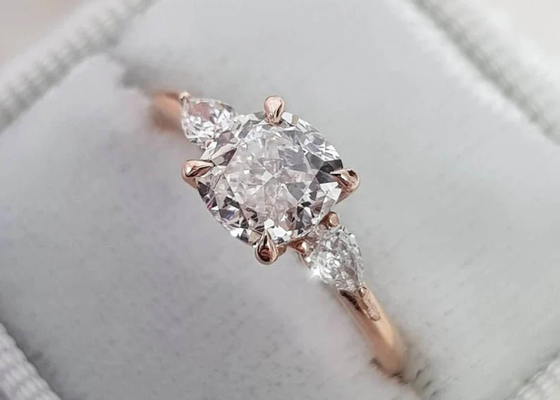 Ustawienie pazurów Pierścionek z diamentem o szlifie poduszkowym z 8 × 8 mm 3 kamieniami OEM