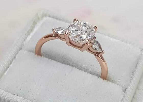 Ustawienie pazurów Pierścionek z diamentem o szlifie poduszkowym z 8 × 8 mm 3 kamieniami OEM