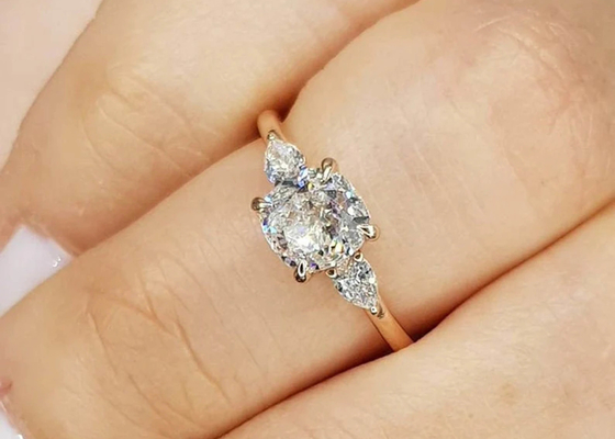 Ustawienie pazurów Pierścionek z diamentem o szlifie poduszkowym z 8 × 8 mm 3 kamieniami OEM