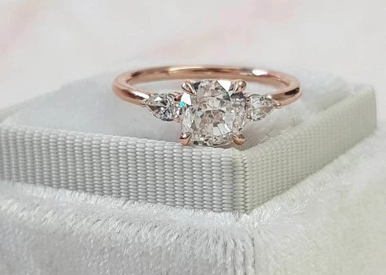 Ustawienie pazurów Pierścionek z diamentem o szlifie poduszkowym z 8 × 8 mm 3 kamieniami OEM