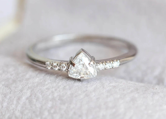 Moda Prawdziwy diamentowy pierścionek z biżuterią z trójkątnym kamieniem 4 × 4 mm ODM