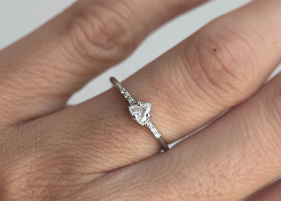 Moda Prawdziwy diamentowy pierścionek z biżuterią z trójkątnym kamieniem 4 × 4 mm ODM