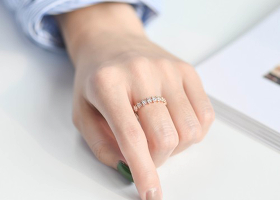 Złoty pierścionek z brylantem 0,54 ct, 1,3 mm 18-karatowy złoty pierścionek zaręczynowy dla kobiet