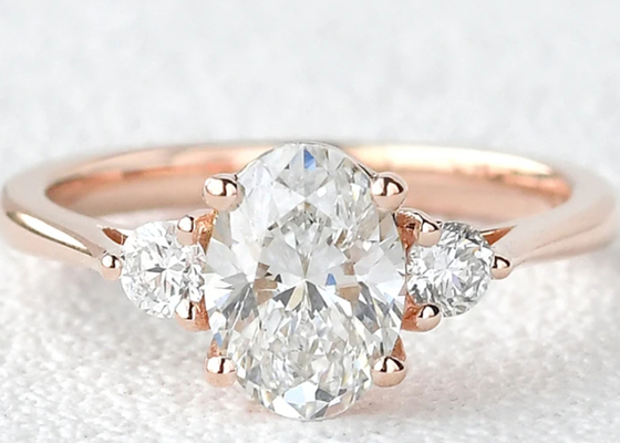 10K złoty Lab Grown Moissanite Ring Biały owalny krój 2.1ct Waga 7 × 9mm kształt