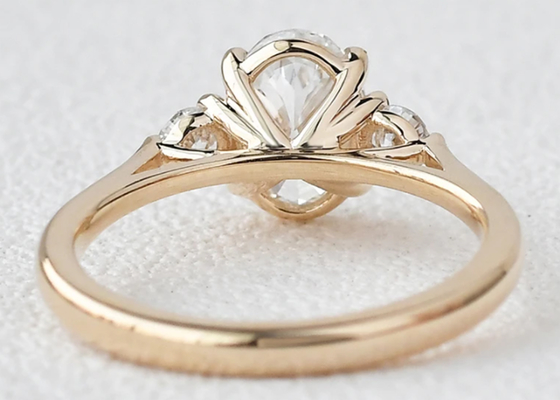 10K złoty Lab Grown Moissanite Ring Biały owalny krój 2.1ct Waga 7 × 9mm kształt