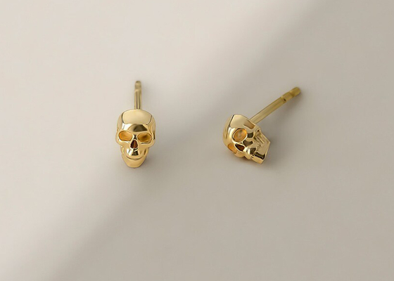 Rocznicowe złote kolczyki z czaszką 3 × 5 mm Prong Hand Setting Type ODM