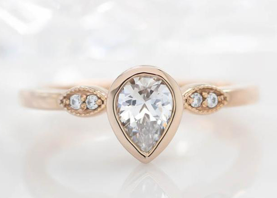 0,77 karata 10k Złoty pierścionek Moissanite, złoty pierścionek zaręczynowy Solitaire o wymiarach 5 × 7 mm