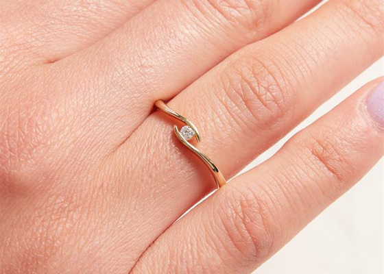 Solitaire 14-karatowe żółte złoto pierścionek z brylantem 1,5 mm okrągły szlif z 0,10 ct diamentem