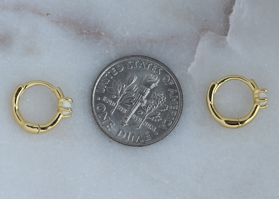 Złote kolczyki z opalem o średnicy 10 mm i szerokości 1,5 mm na rocznicę