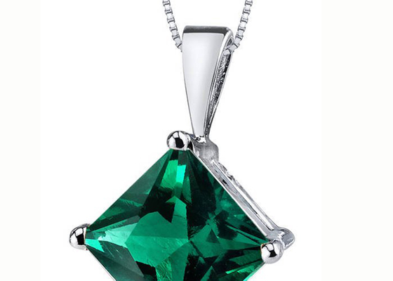 Naszyjnik z naturalnym szmaragdem 2,2 ct Princess Cut 7 × 7 mm rozmiar